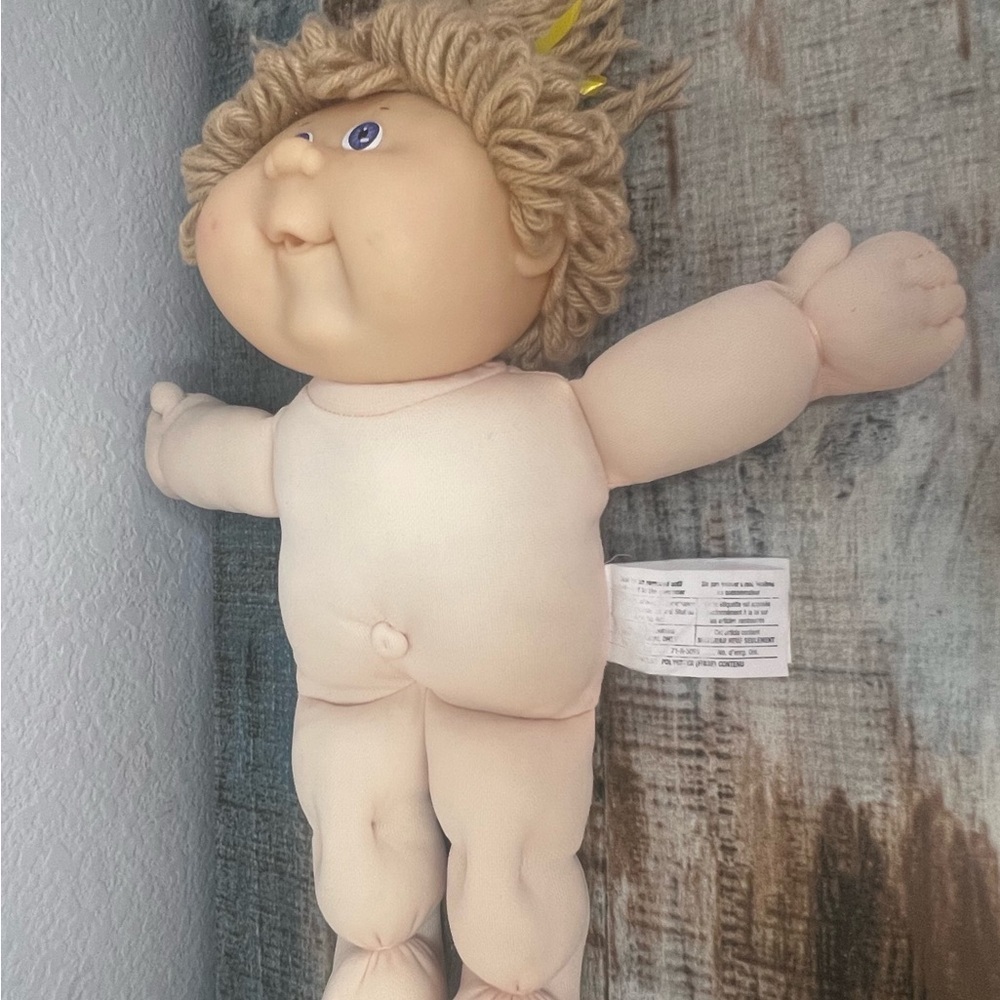 Charming Cabbage Patch Doll with Blonde Hair - Picture 4 of 7